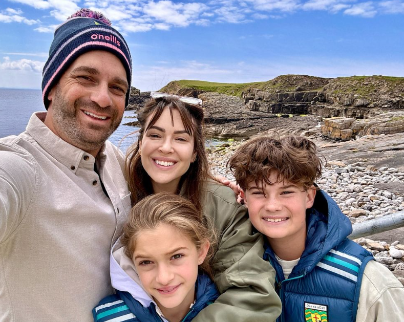 Звезда сериала "Все женщины - ведьмы" очаровала редкими кадрами единственной дочери