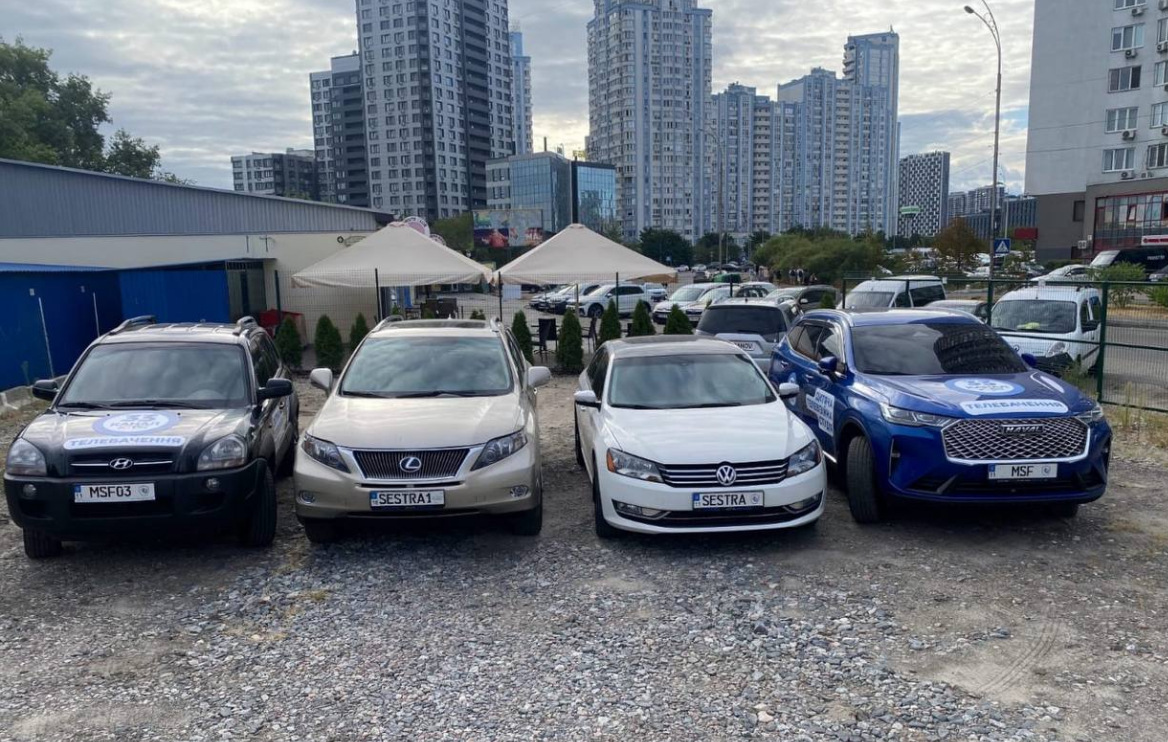 В Украине появились авто с ладонями на номерных знаках: что они означают