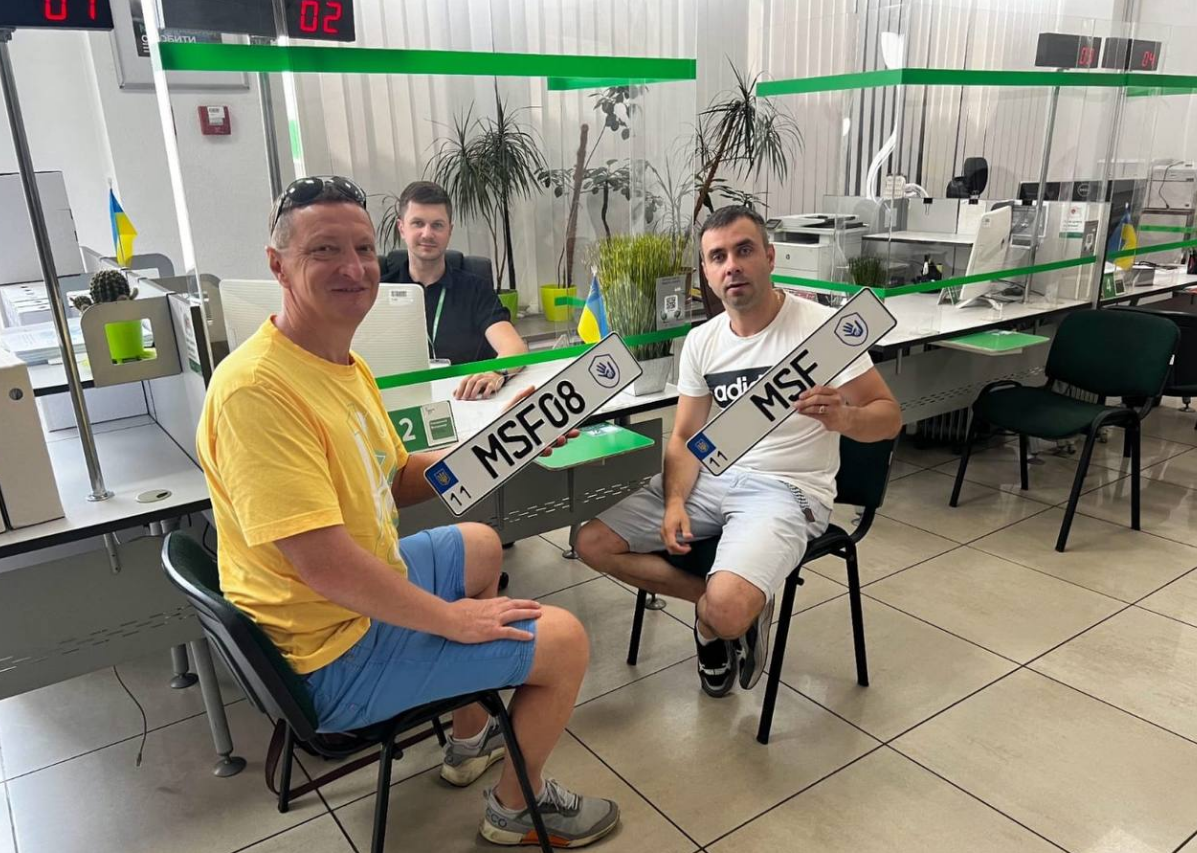 В Украине появились авто с ладонями на номерных знаках: что они означают