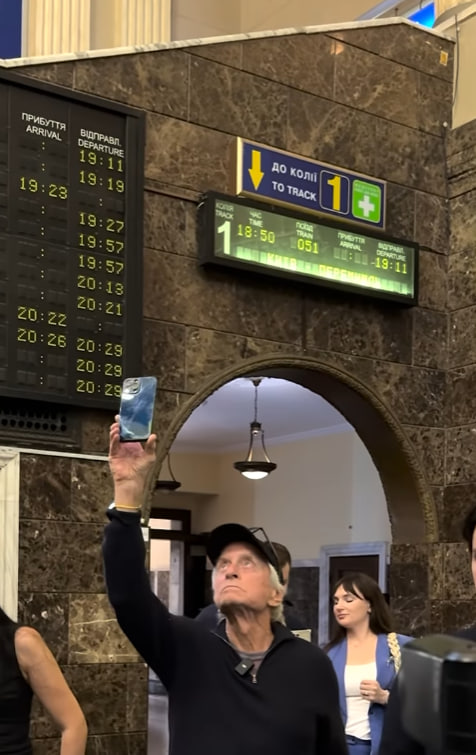 Появились новые фото Майкла Дугласа в Киеве. Что делал оскароносный актер