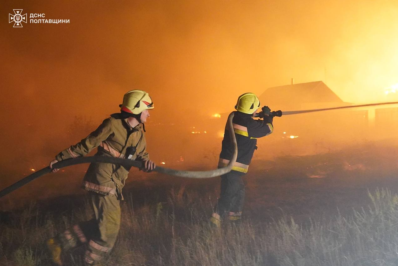 У Полтавській області палає ліс між селами: як рятують людей від вогню (фото)