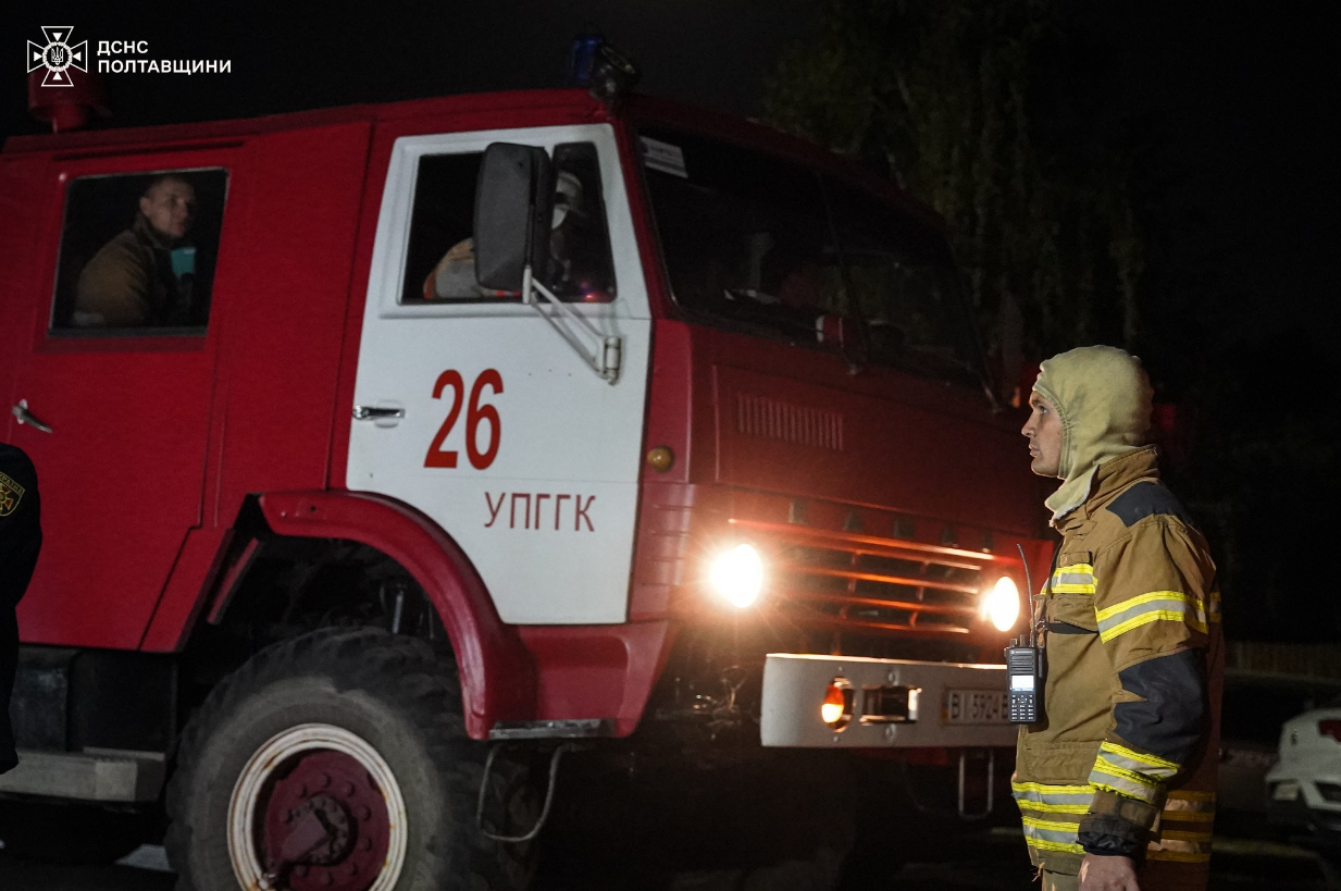 У Полтавській області палає ліс між селами: як рятують людей від вогню (фото)