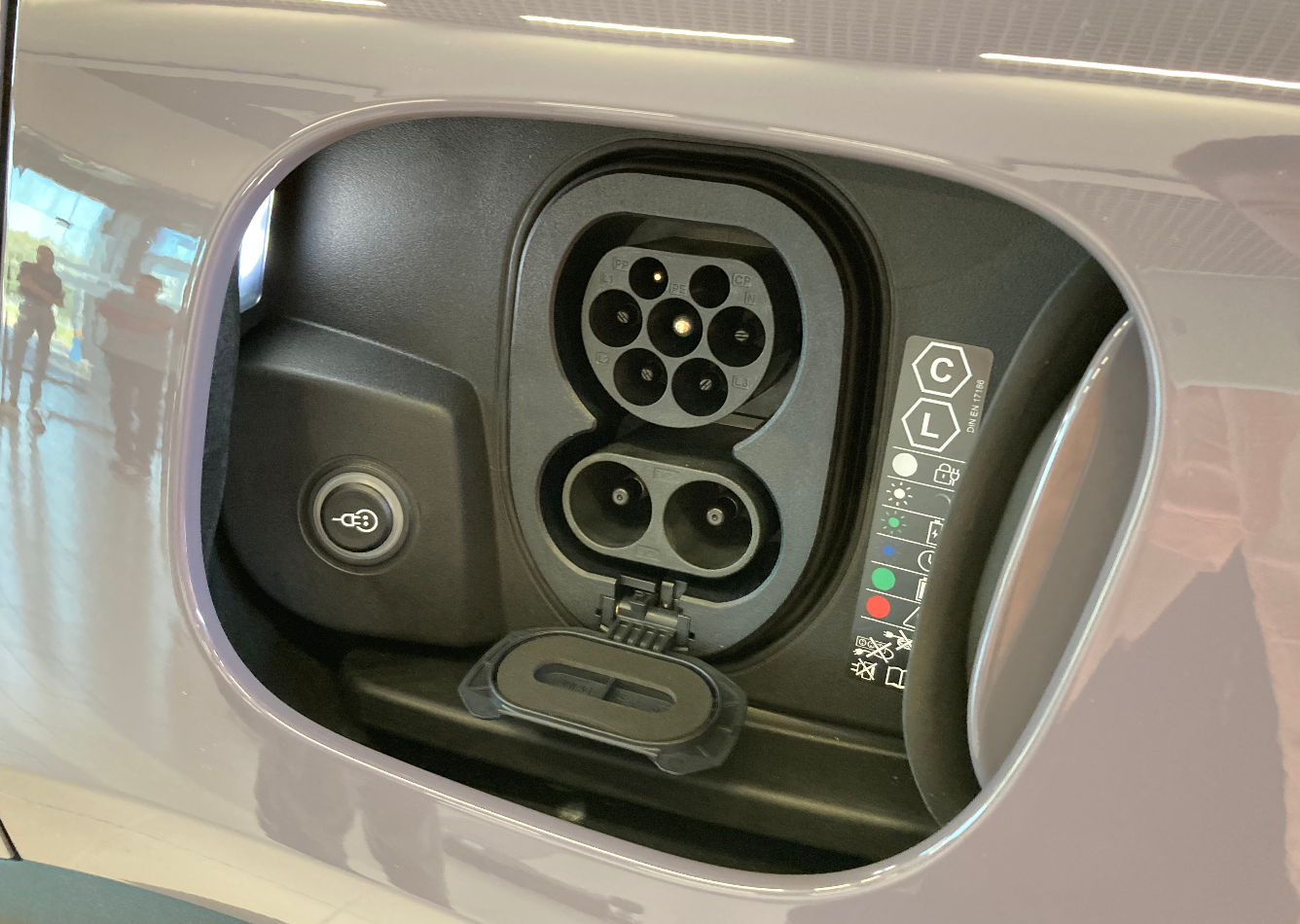 В Україні презентували електричний кросовер Porsche Macan: названо ціни та технічні подробиці