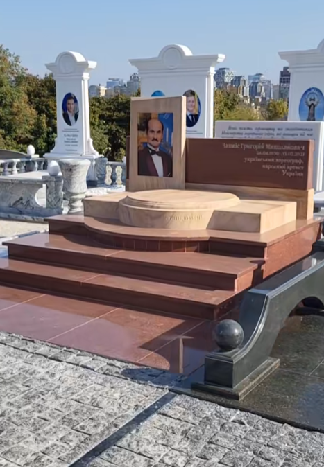 На могиле Чапкиса наконец-то появился памятник. Без символизма и скандала не обошлось