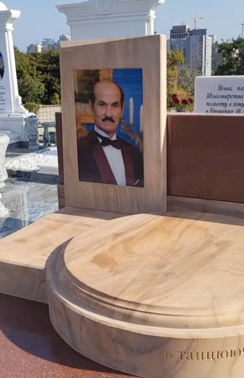 На могиле Чапкиса наконец-то появился памятник. Без символизма и скандала не обошлось