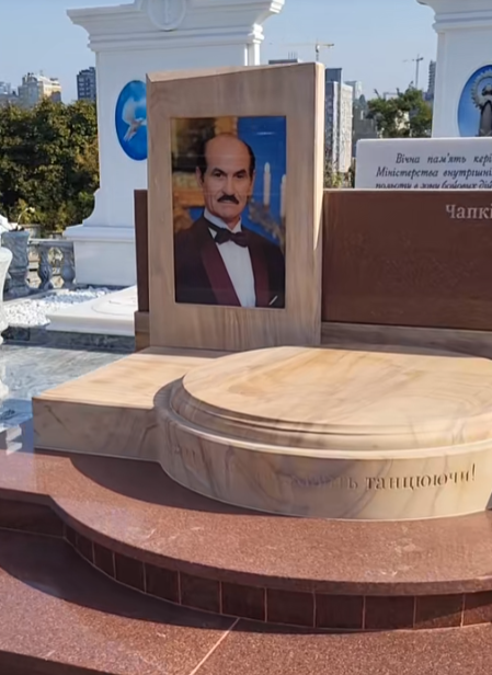 На могиле Чапкиса наконец-то появился памятник. Без символизма и скандала не обошлось