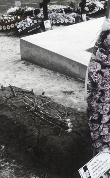 На могиле Чапкиса наконец-то появился памятник. Без символизма и скандала не обошлось