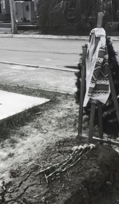 На могиле Чапкиса наконец-то появился памятник. Без символизма и скандала не обошлось