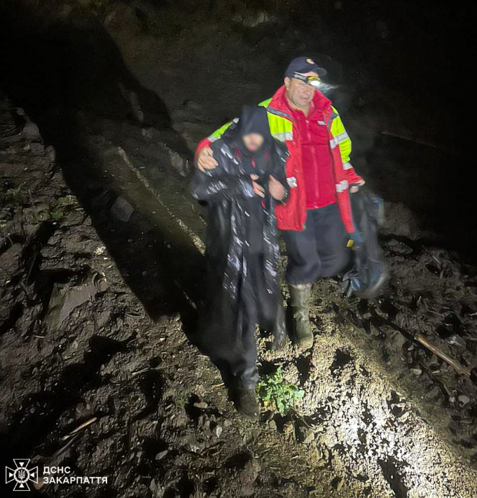 Блуждал в горах 10 дней. В ГСЧС рассказали невероятную историю спасения туриста (фото)