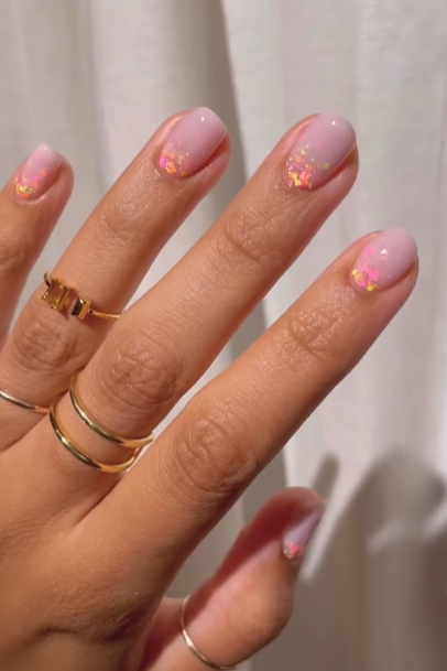 Наймодніший манікюр осені. 5 ідей для коротких нігтів з яскравими або нюдовими відтінками (фото)