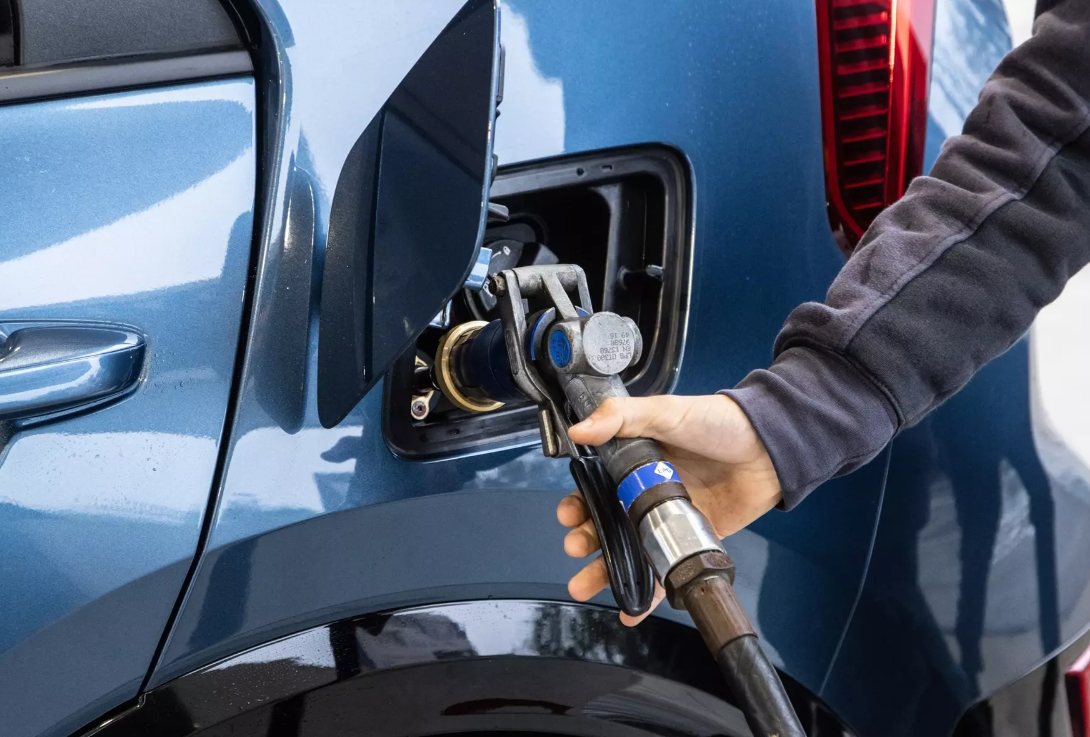 С запасом хода более 1600 км: новый Kia Niro научили работать на трех видах "топлива"