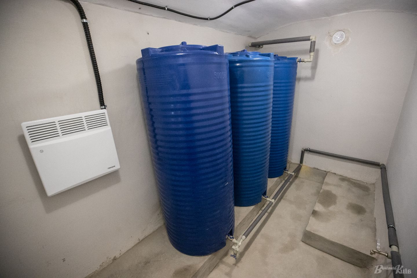 У Києві з'явилося бомбосховище з душовими кабінами: де воно розташоване (фото)