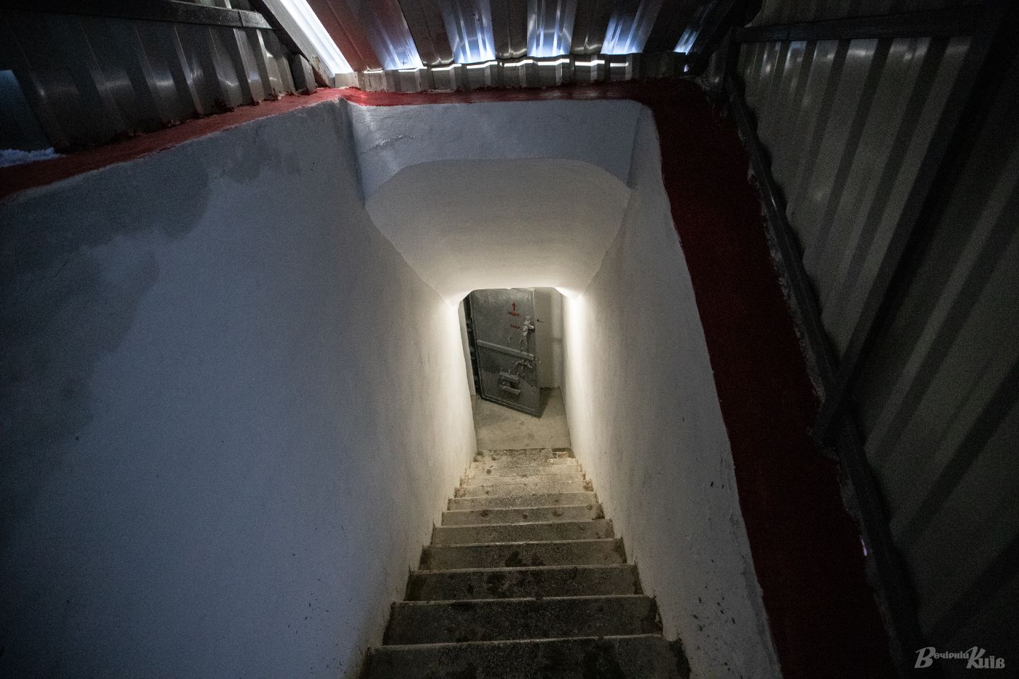 У Києві з'явилося бомбосховище з душовими кабінами: де воно розташоване (фото)