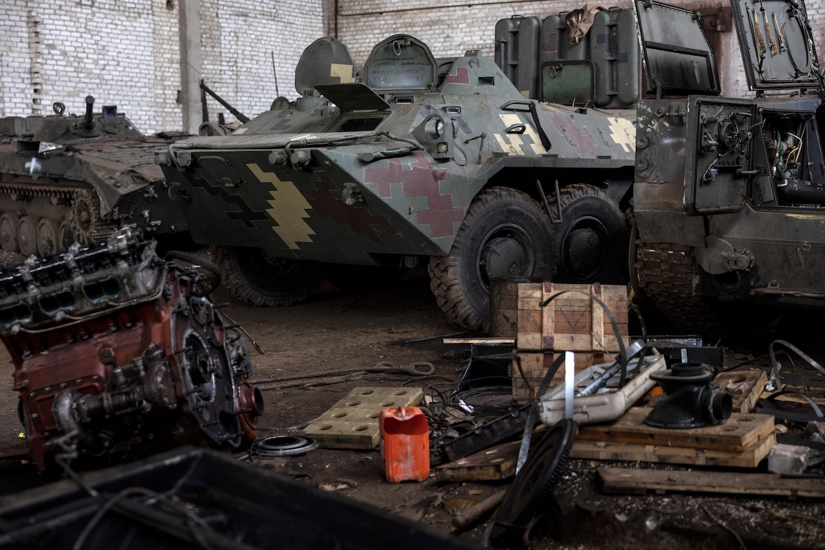 Захоплені російські танки, БТР і БМП стоять в ангарах через дефіцит запчастин, - WP