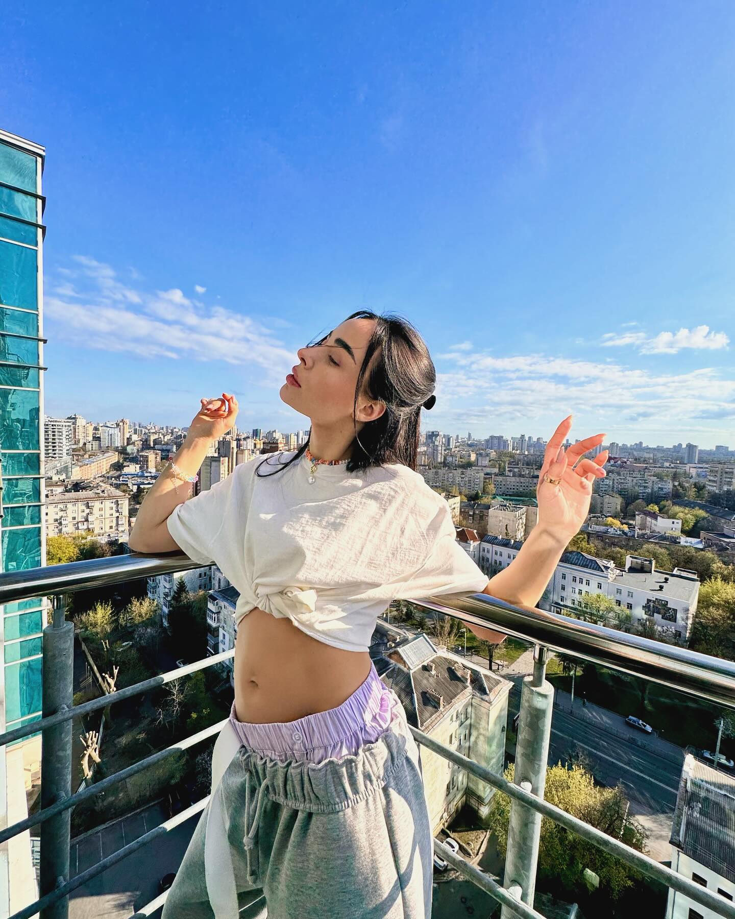 Відома українська співачка оголосила про вагітність: перші фото з животиком