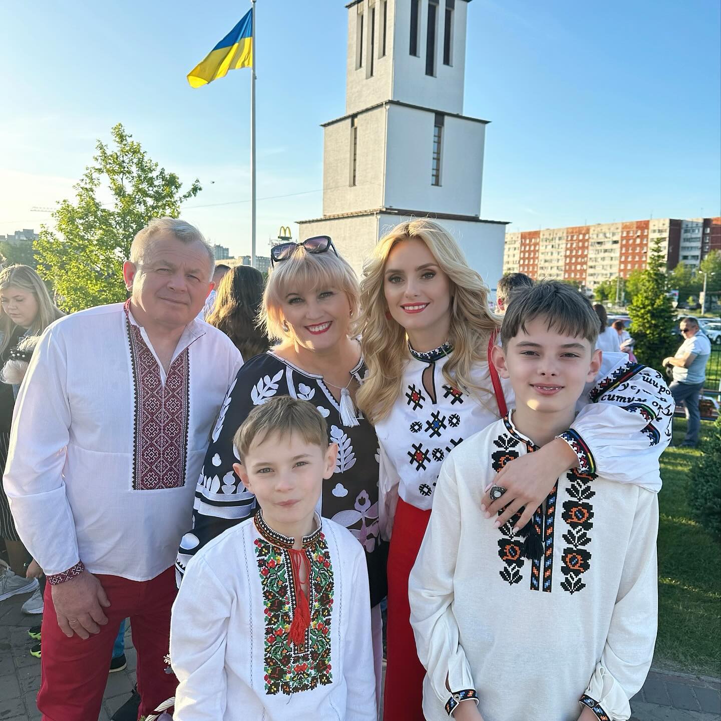 "Миру та небесної підтримки нам всім". Зірки привітали українців з Великоднем (фото)