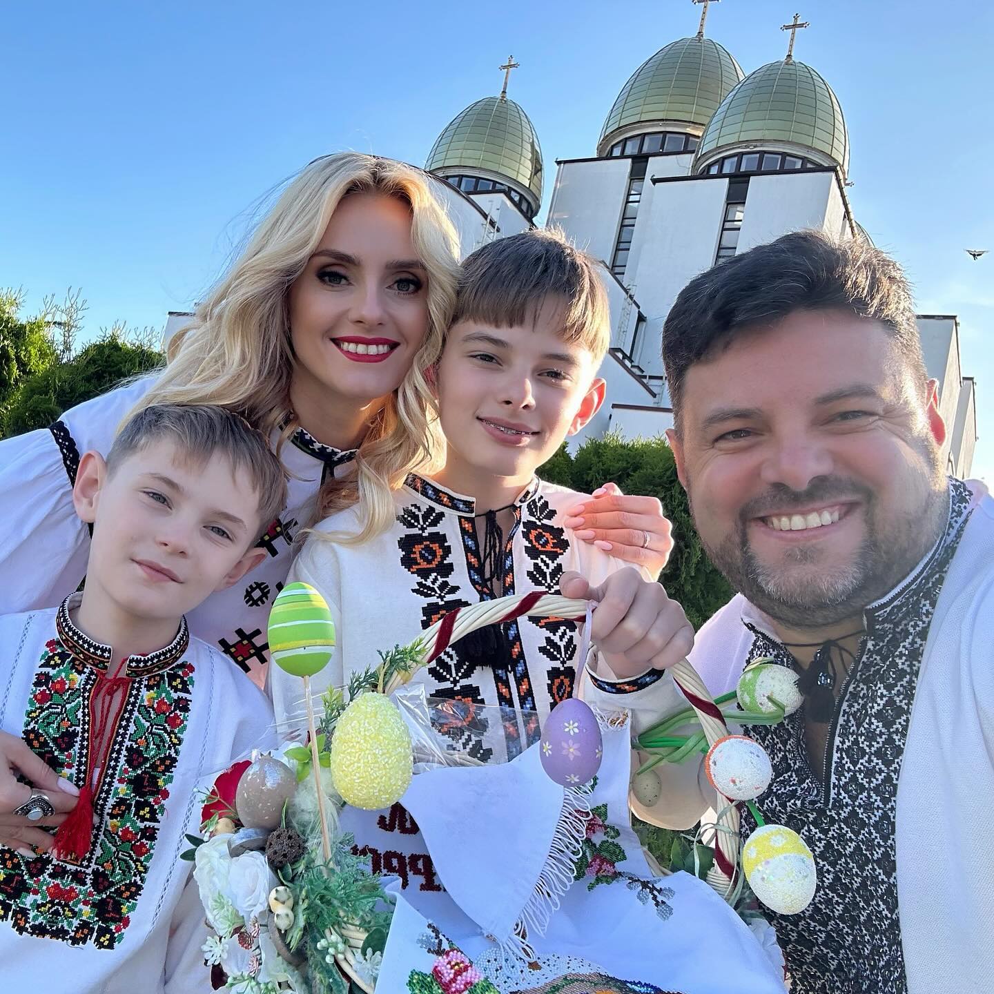 "Миру та небесної підтримки нам всім". Зірки привітали українців з Великоднем (фото)