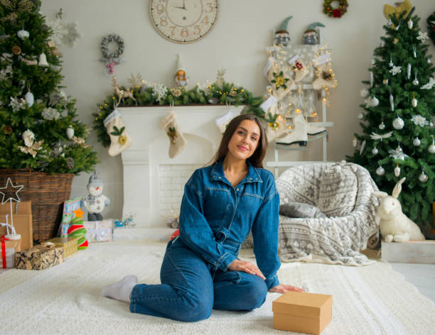 В чем встречать Новый год 2025: образы с джинсами для каждого знака Зодиака