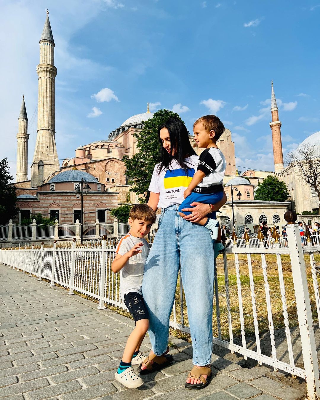 Джамала впервые за три месяца вышла на прогулку с сыновьями: милые фото