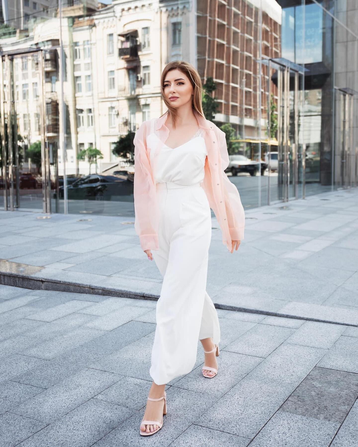 Известная украинская актриса прогулялась по Киеву в нежном образе (фото)