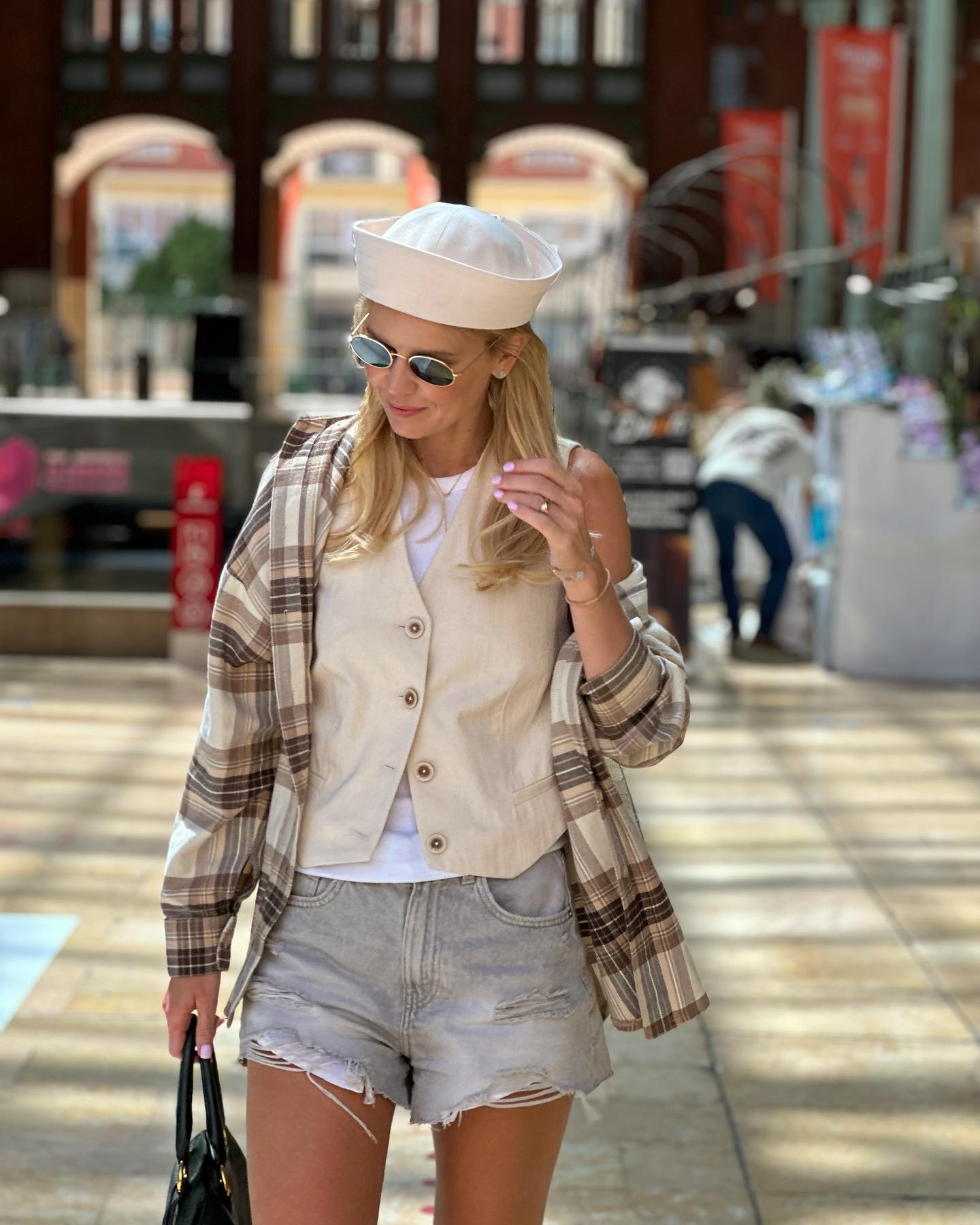 Известная украинская актриса показала, как объединить тренды этого сезона в итальянском стиле (фото)