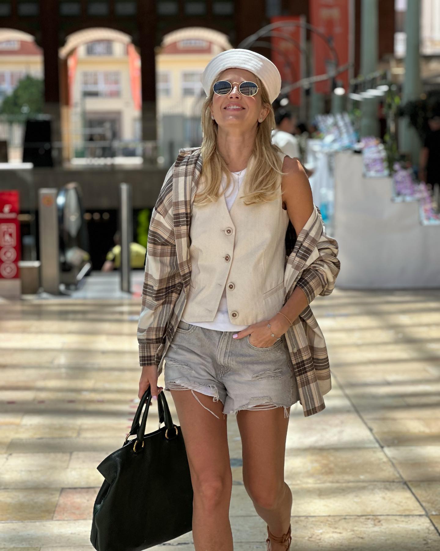 Известная украинская актриса показала, как объединить тренды этого сезона в итальянском стиле (фото)