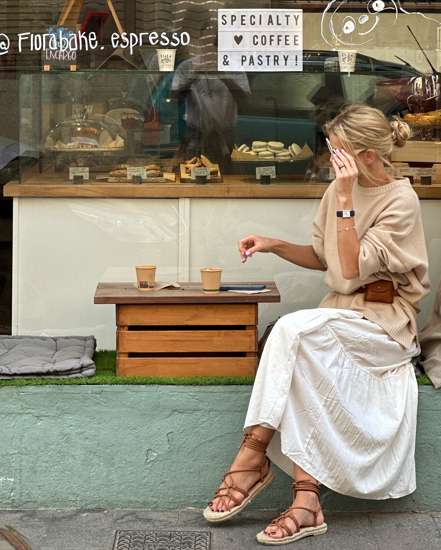 Известная украинская актриса соединила трендовую юбку с классическим свитером: вот, что получилось