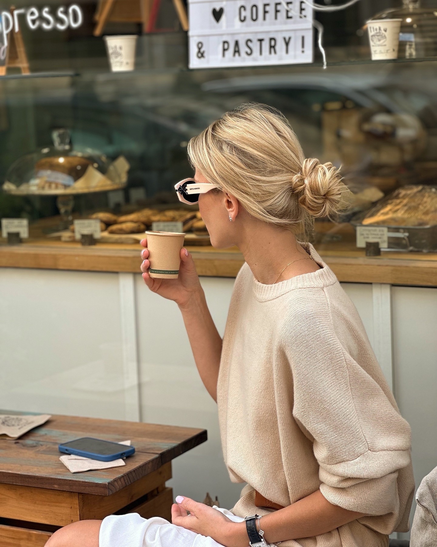 Известная украинская актриса соединила трендовую юбку с классическим свитером: вот, что получилось