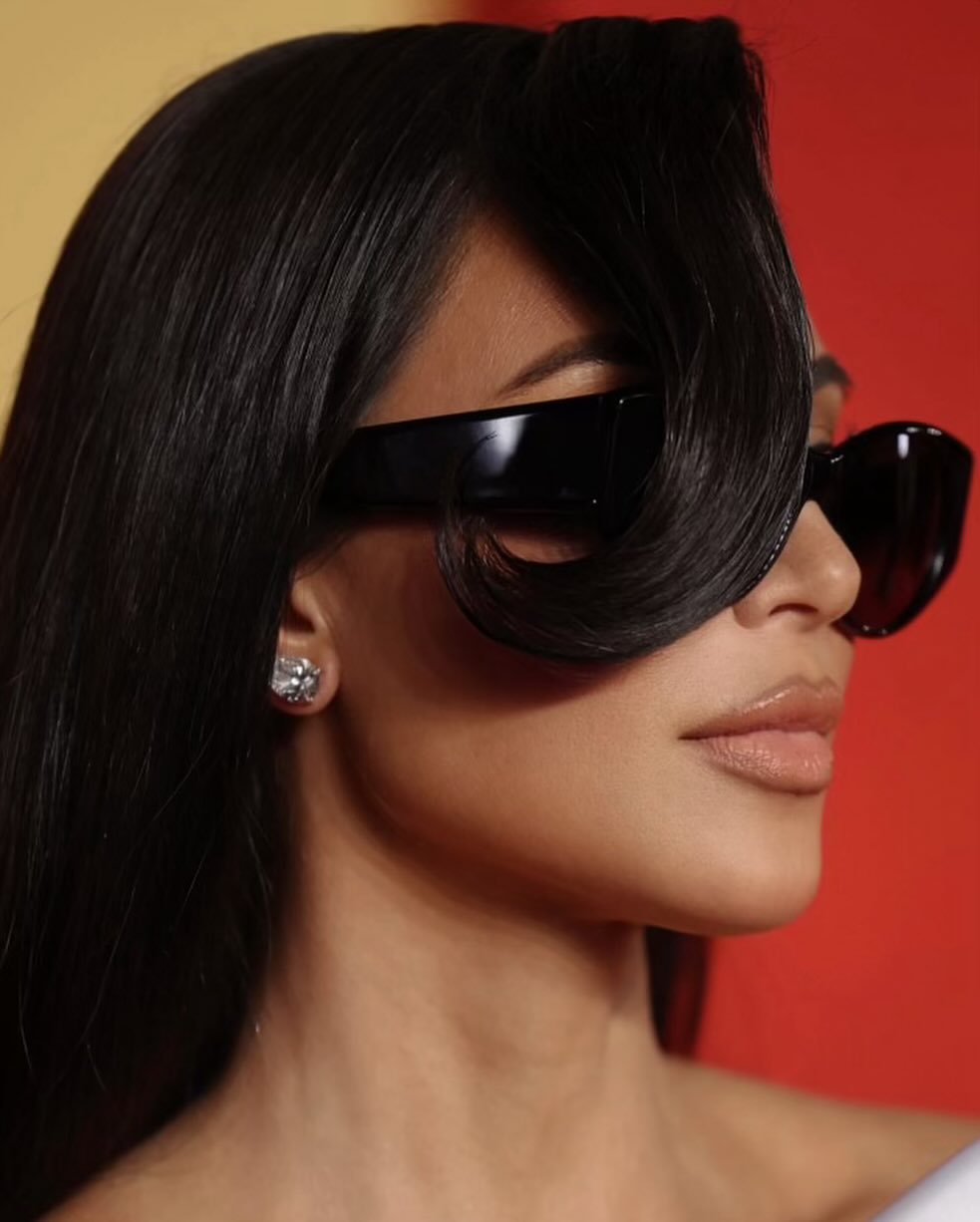 Ким Кардашьян поразила новой прической в белом платье (фото)