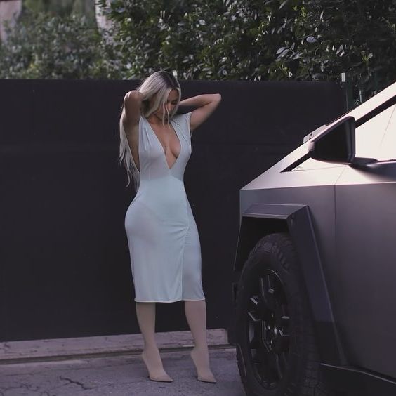 Как Ким Кардашьян мастерски соединила летнее платье с сапогами (фото)