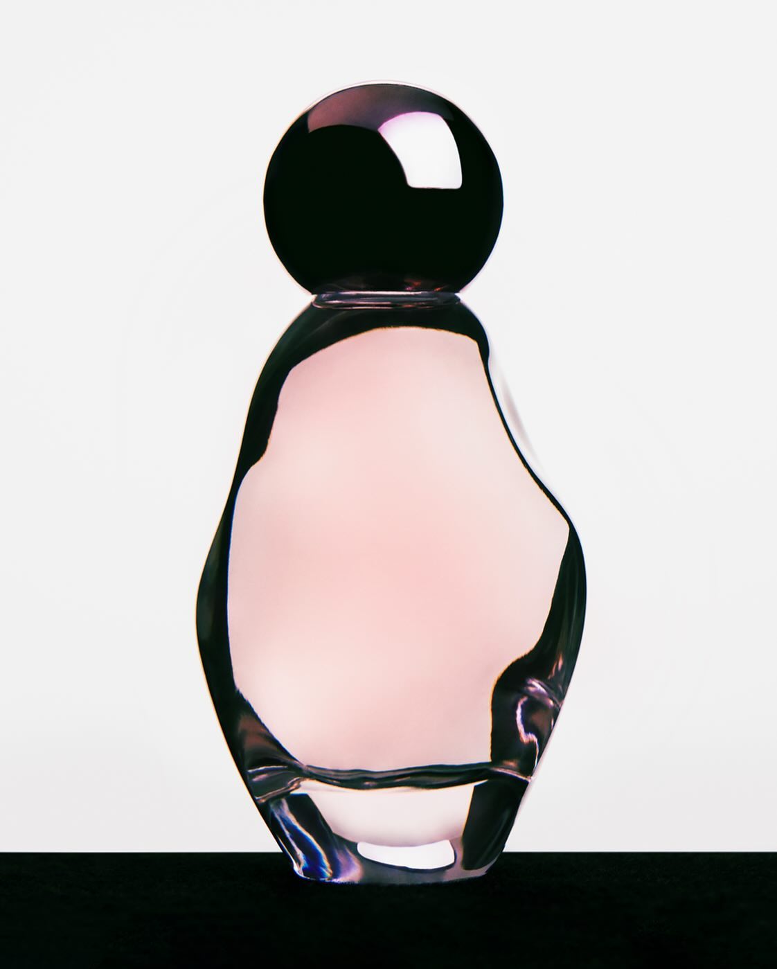 Кайли Дженнер представила свои дебютные "космические" духи (фото, видео)