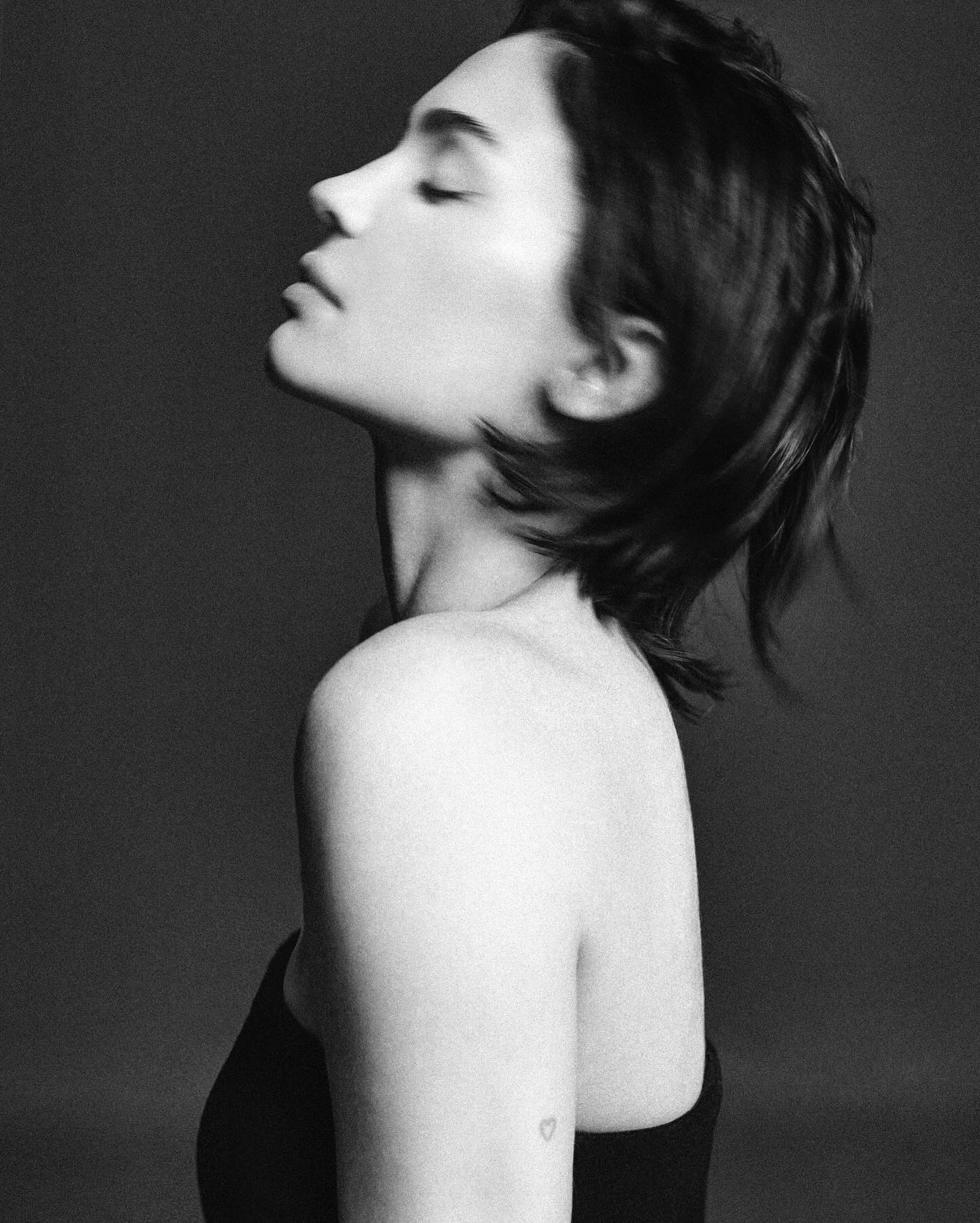 Кайлі Дженнер показала ідеальне тіло у нових відвертих образах (фото)