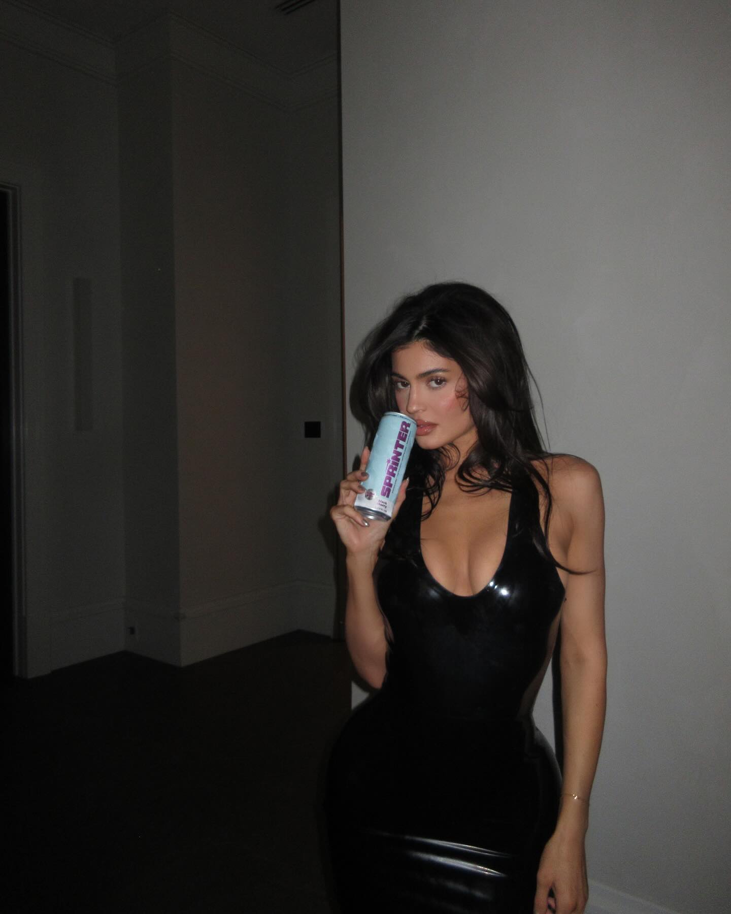 Кайли Дженнер показалась в элегантном кожаном платье (фото)