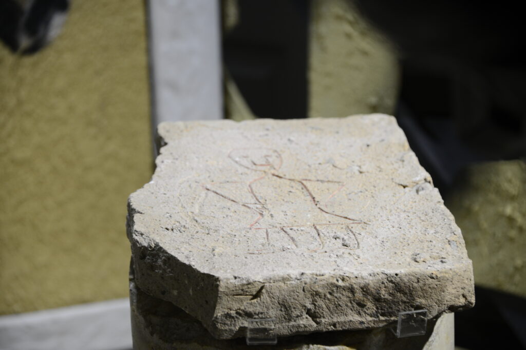 Граффити Бэнкси из Гостомеля перевезли в Киев: где оно будет храниться