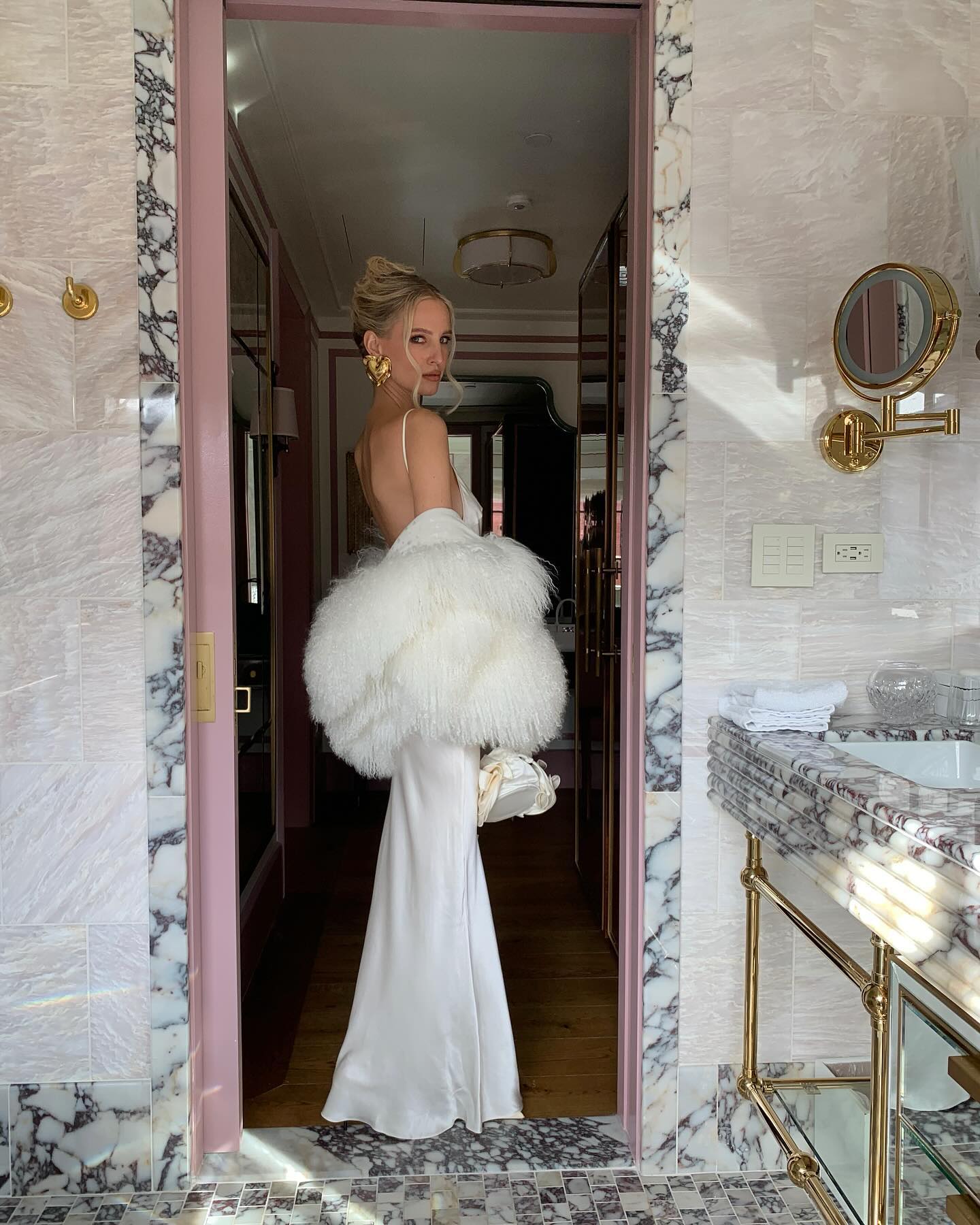 Леоні Ганне показала, як поєднати білу шовкову сукню з шубкою: звабливі фото