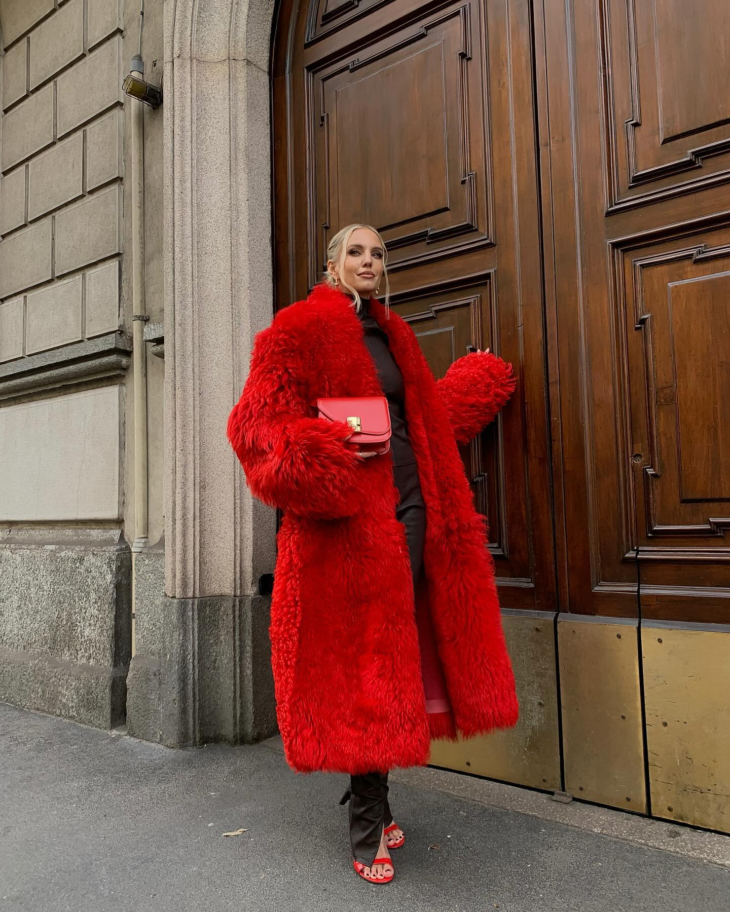 Леоні Ганне показала, як поєднати чорний шкіряний костюм з червоною шубкою (фото, відео)