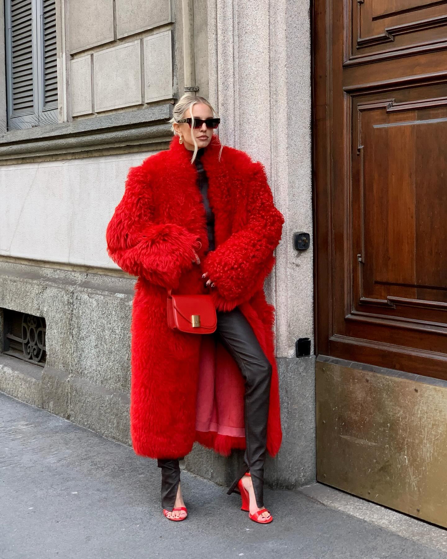 Леоні Ганне показала, як поєднати чорний шкіряний костюм з червоною шубкою (фото, відео)