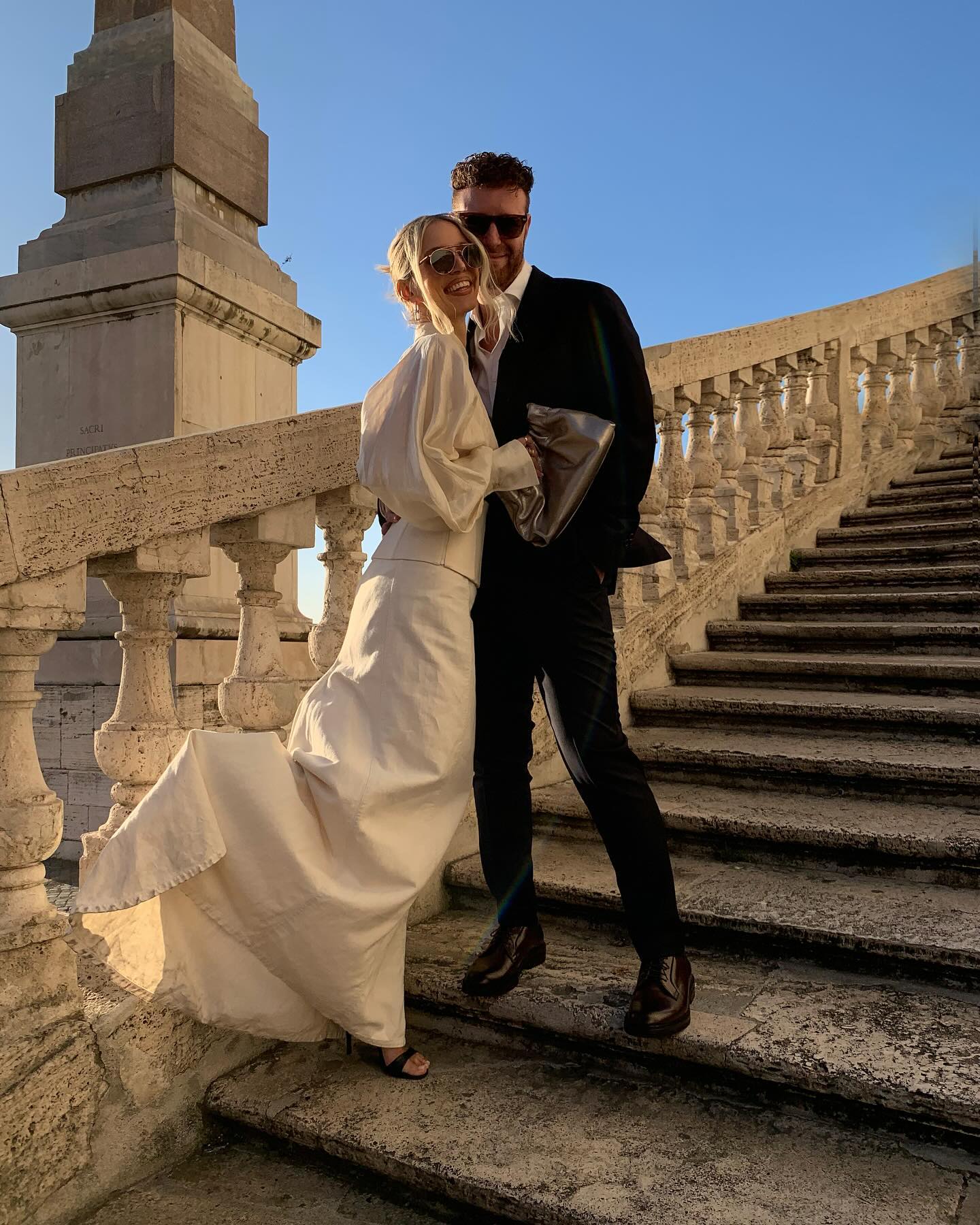 Известная фэшн-инфлюенсер показала, как весной соединить корсет с рубашкой и юбкой макси