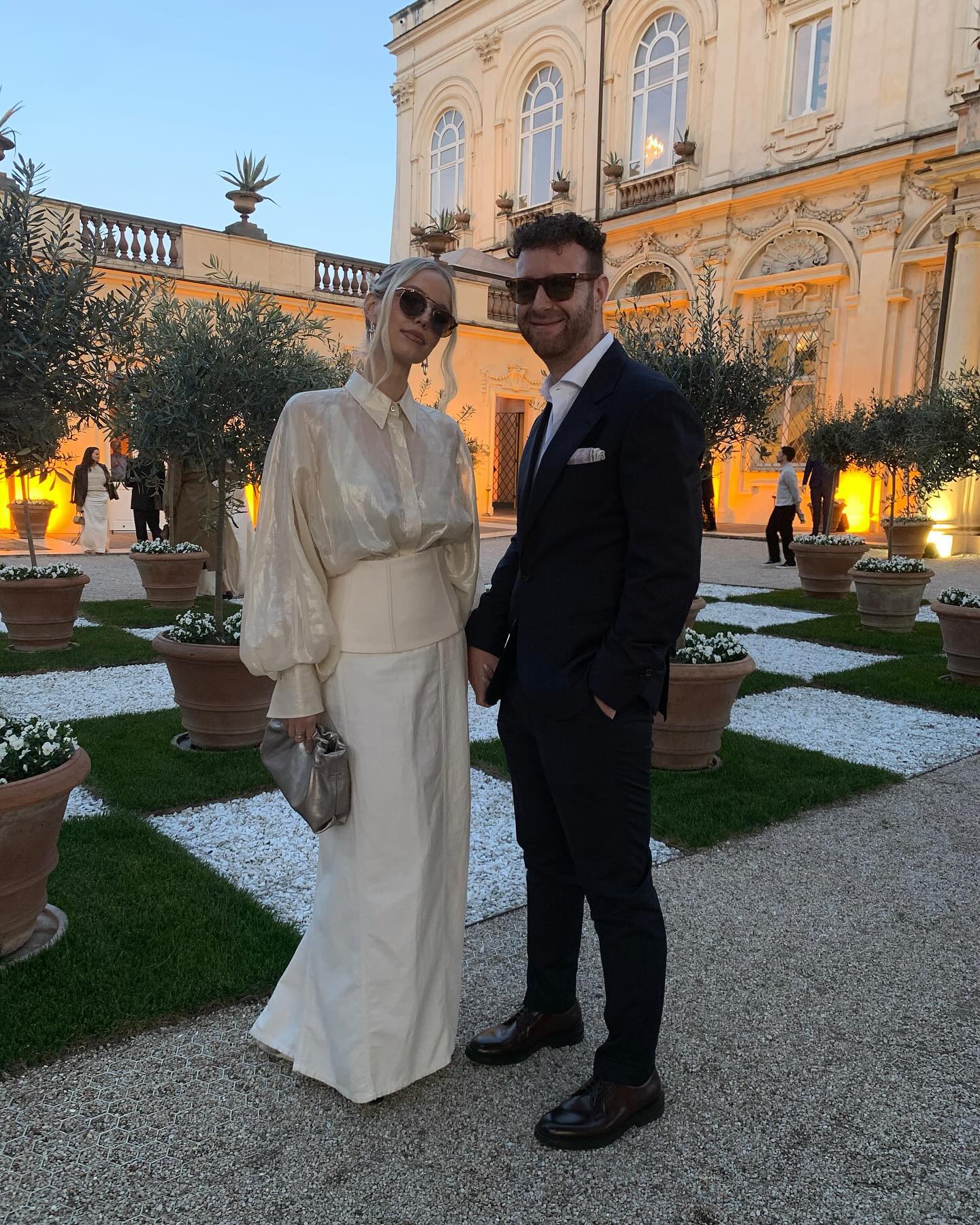 Известная фэшн-инфлюенсер показала, как весной соединить корсет с рубашкой и юбкой макси