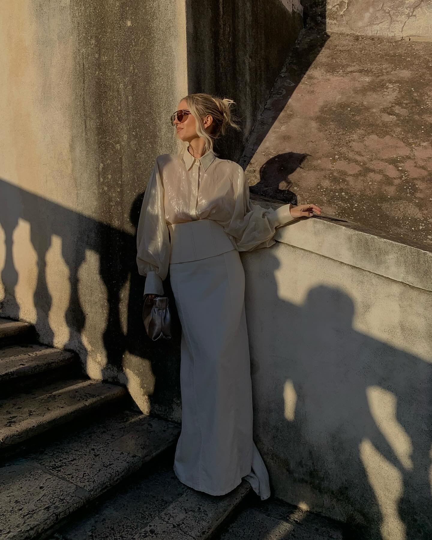 Известная фэшн-инфлюенсер показала, как весной соединить корсет с рубашкой и юбкой макси