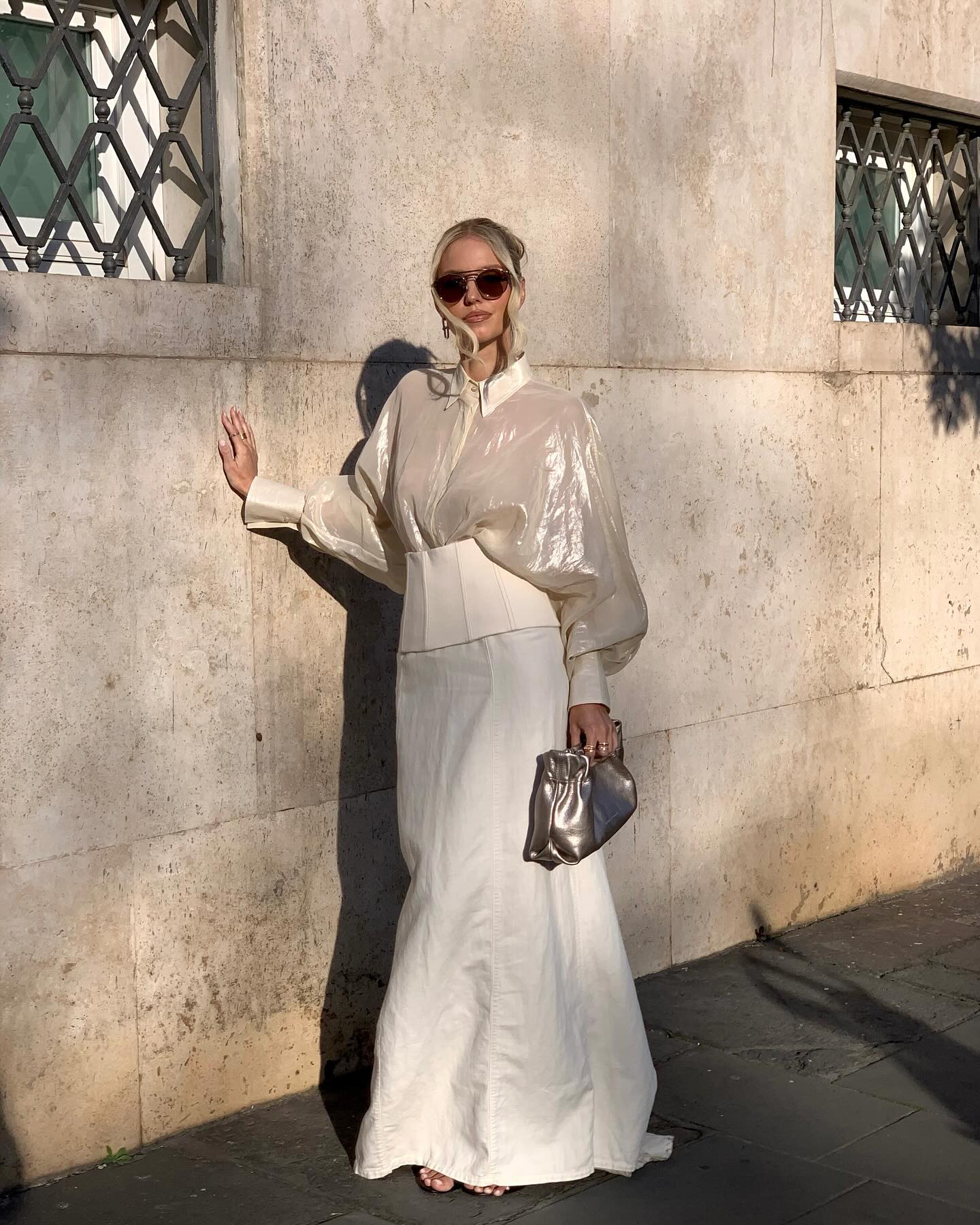 Известная фэшн-инфлюенсер показала, как весной соединить корсет с рубашкой и юбкой макси