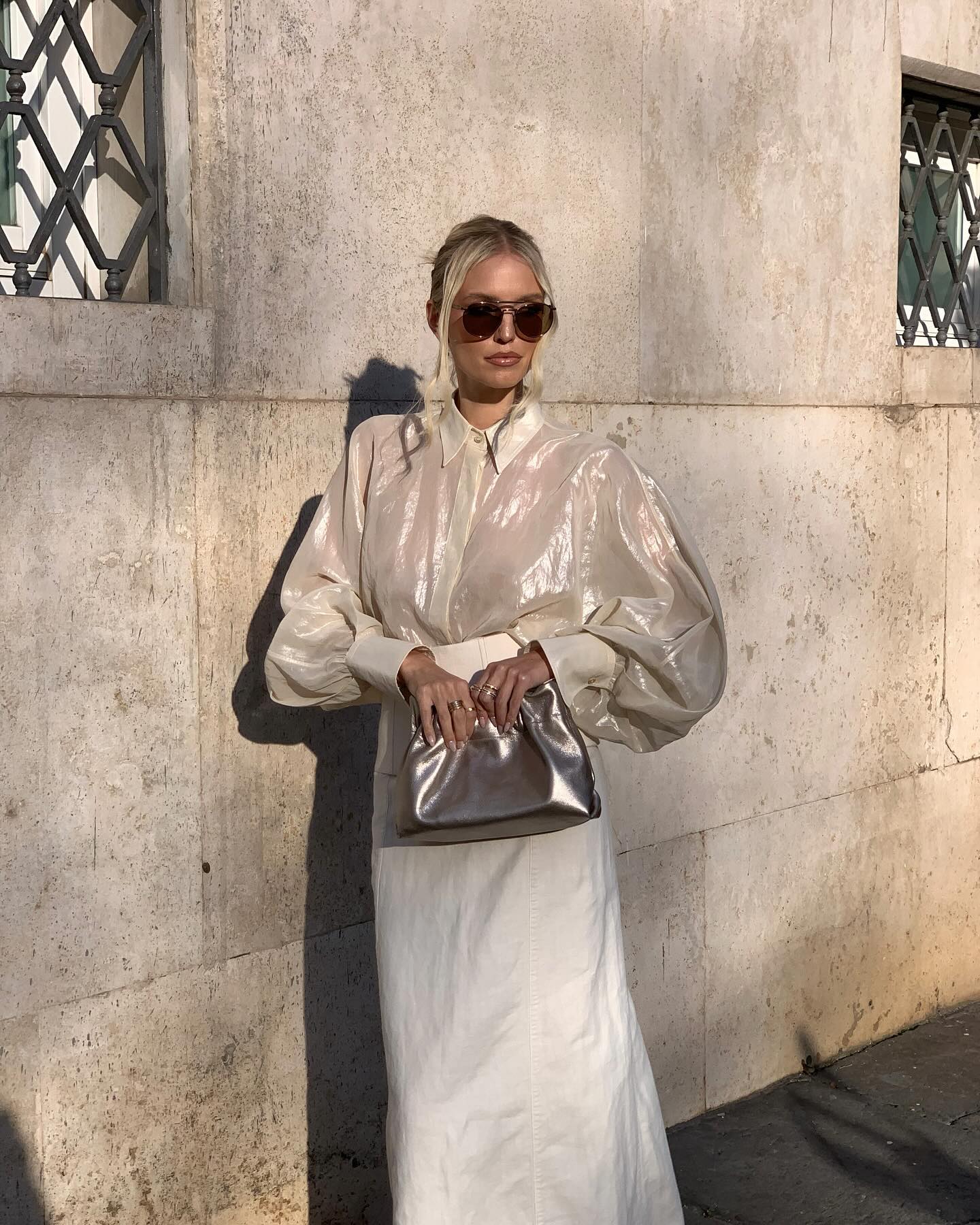 Известная фэшн-инфлюенсер показала, как весной соединить корсет с рубашкой и юбкой макси