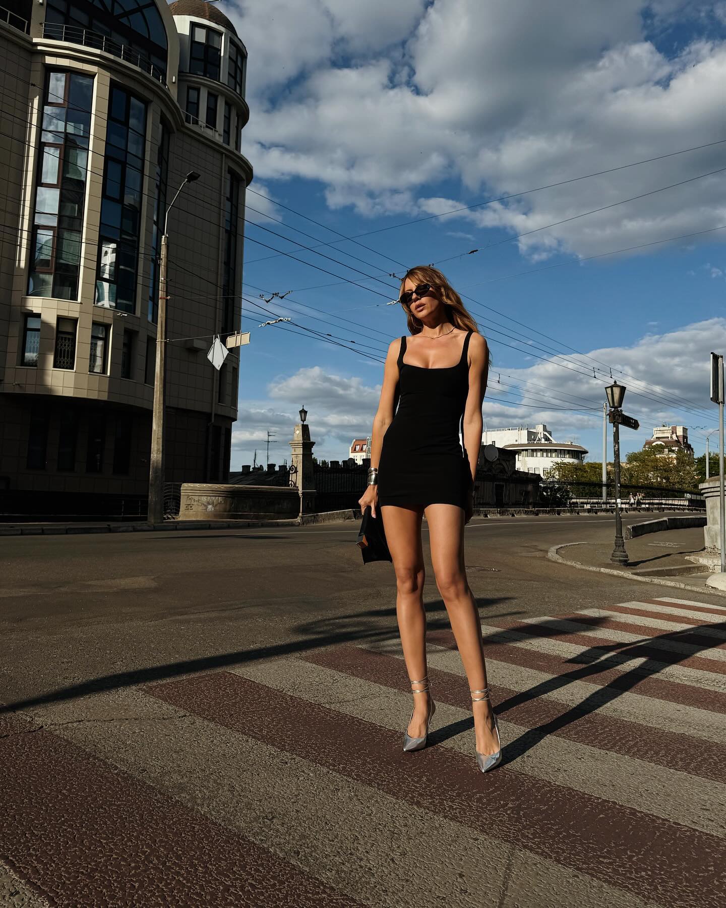 Леся Нікітюк у стильному образі засвітила красу довгих ніг