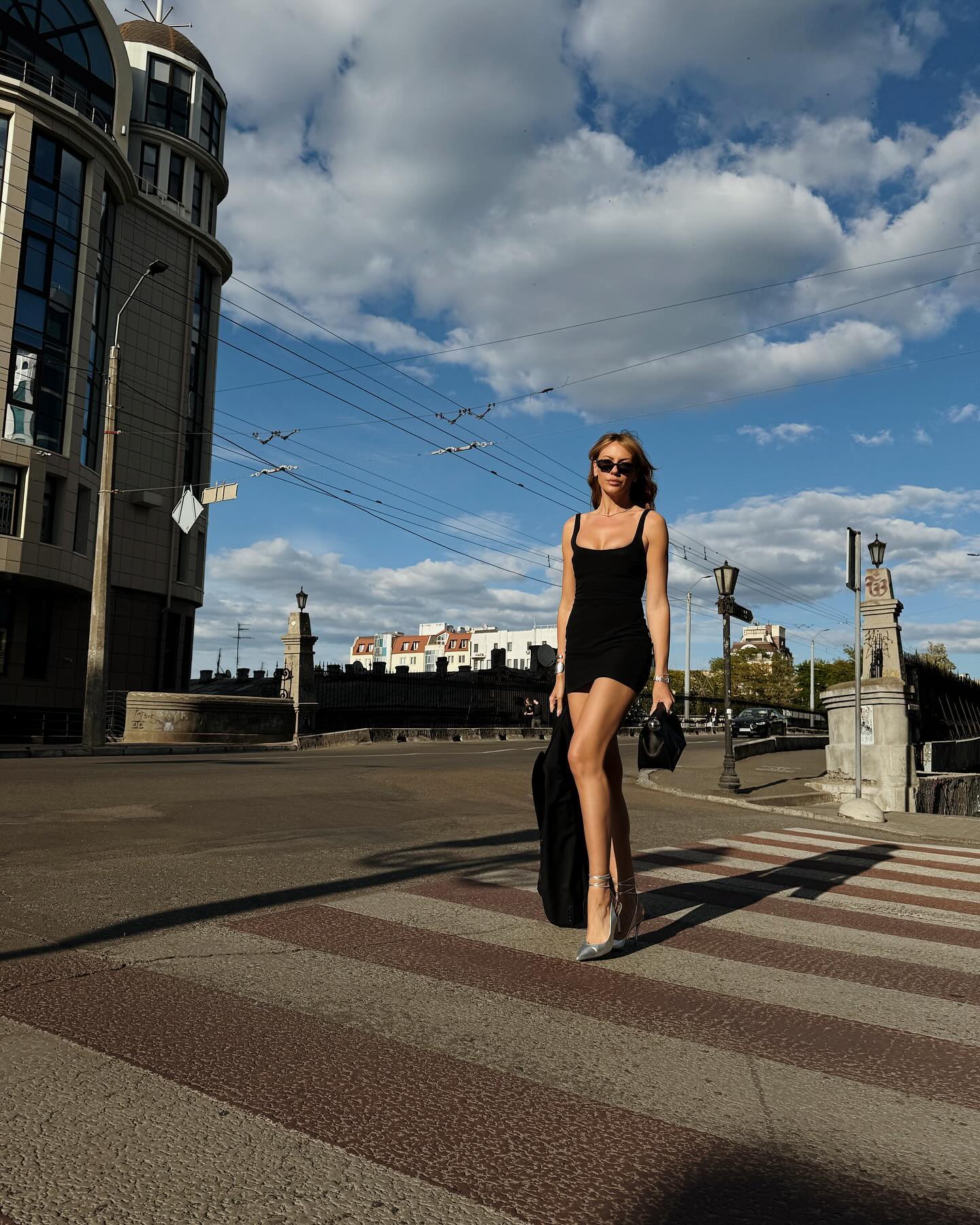 Леся Нікітюк у стильному образі засвітила красу довгих ніг