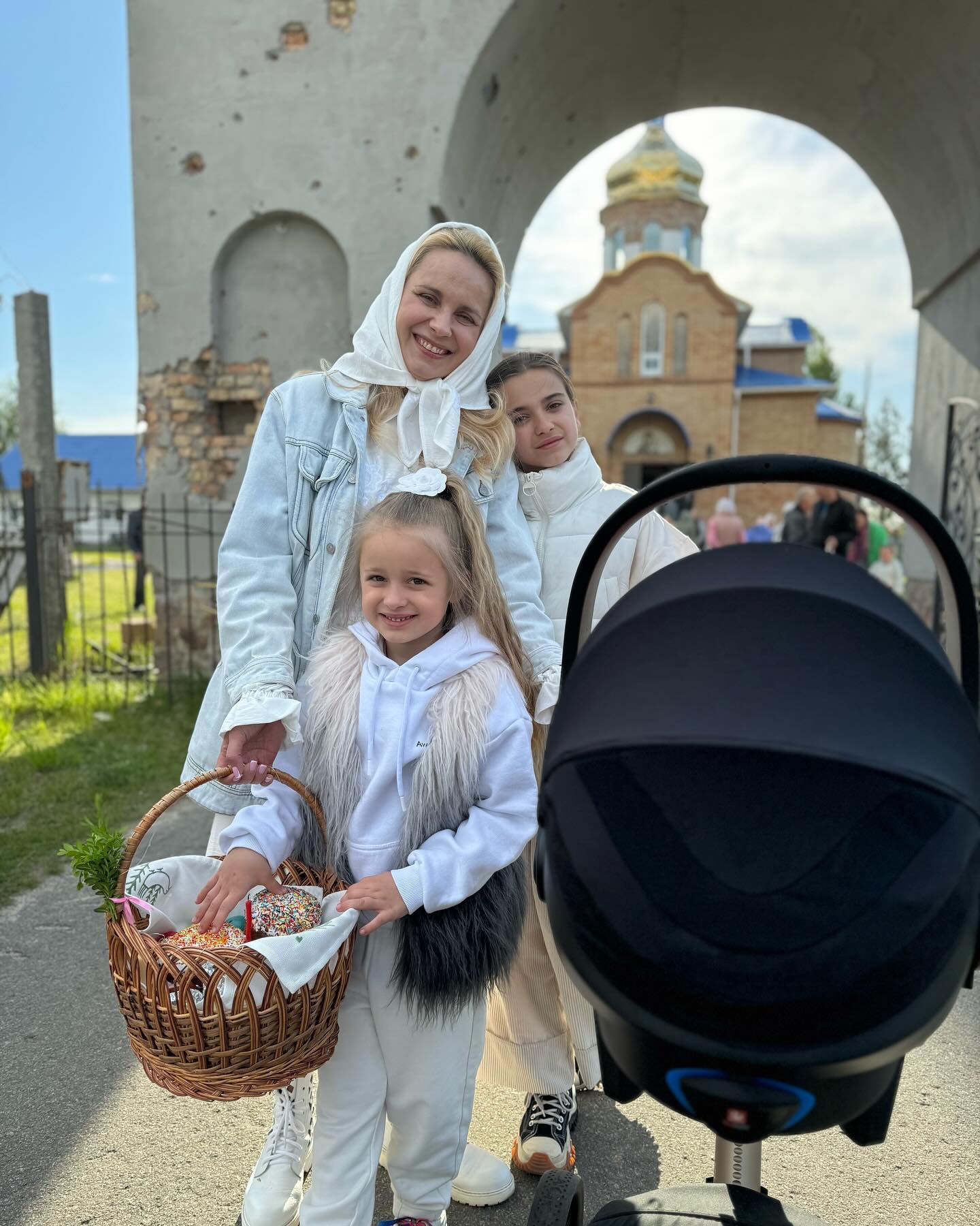 "Миру та небесної підтримки нам всім". Зірки привітали українців з Великоднем (фото)