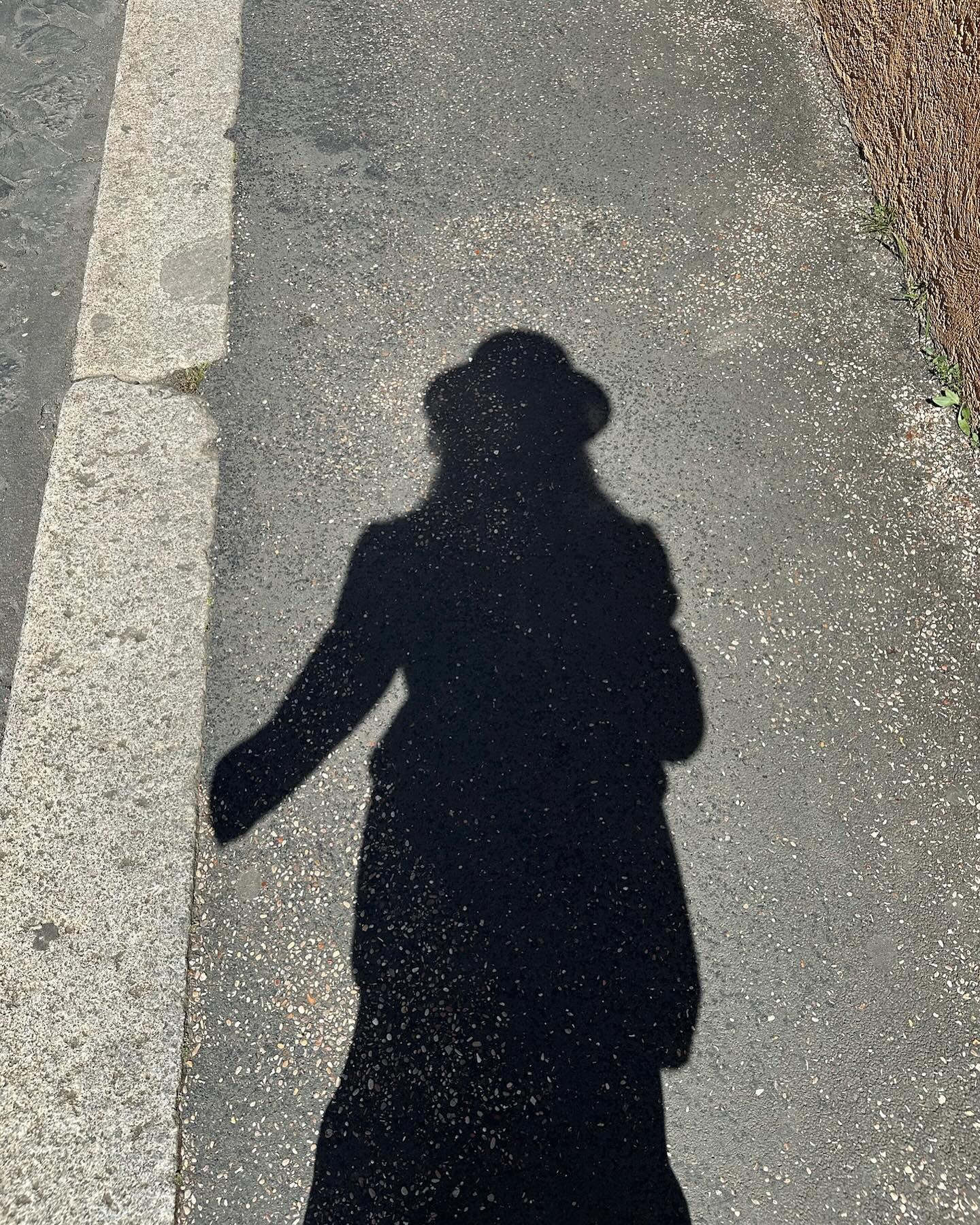 Звезда Эмили в Париже "покорила" Рим в нежном образе (фото)