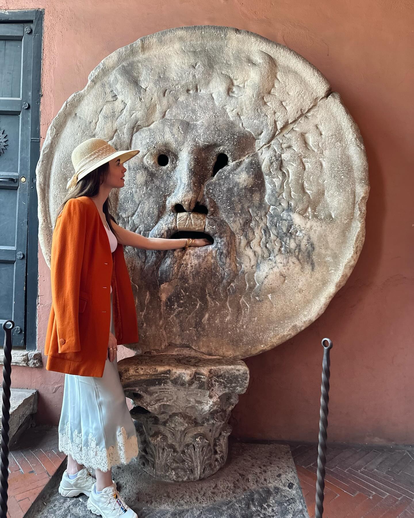 Звезда Эмили в Париже "покорила" Рим в нежном образе (фото)