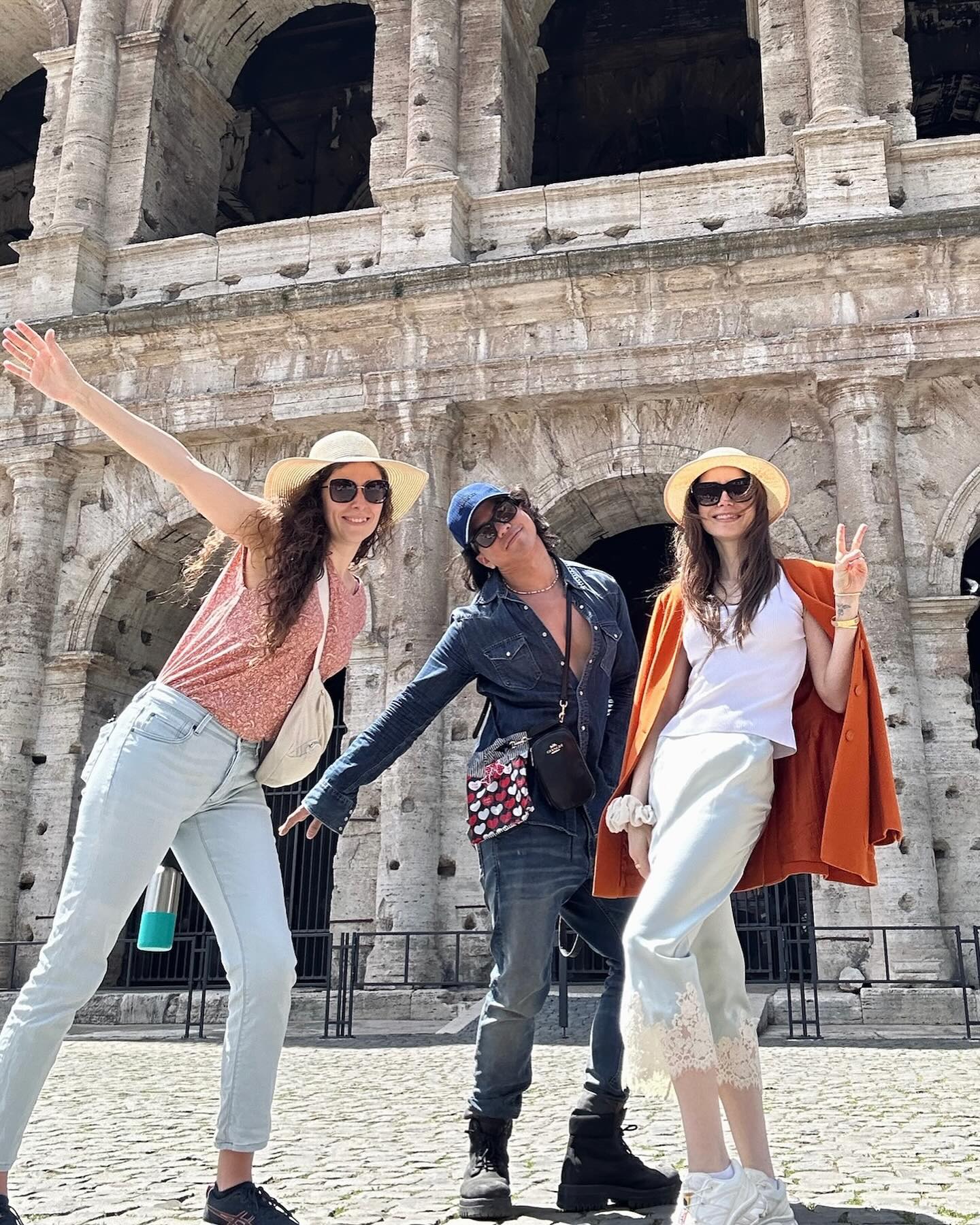 Звезда Эмили в Париже "покорила" Рим в нежном образе (фото)