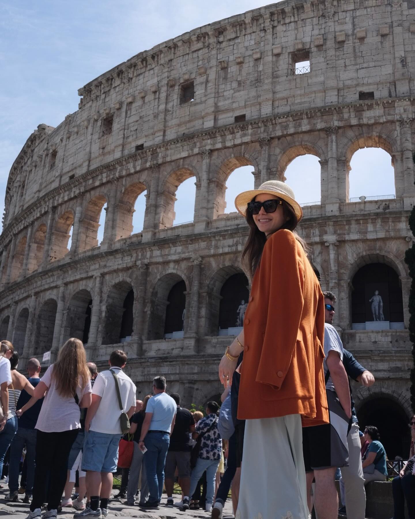 Звезда Эмили в Париже "покорила" Рим в нежном образе (фото)