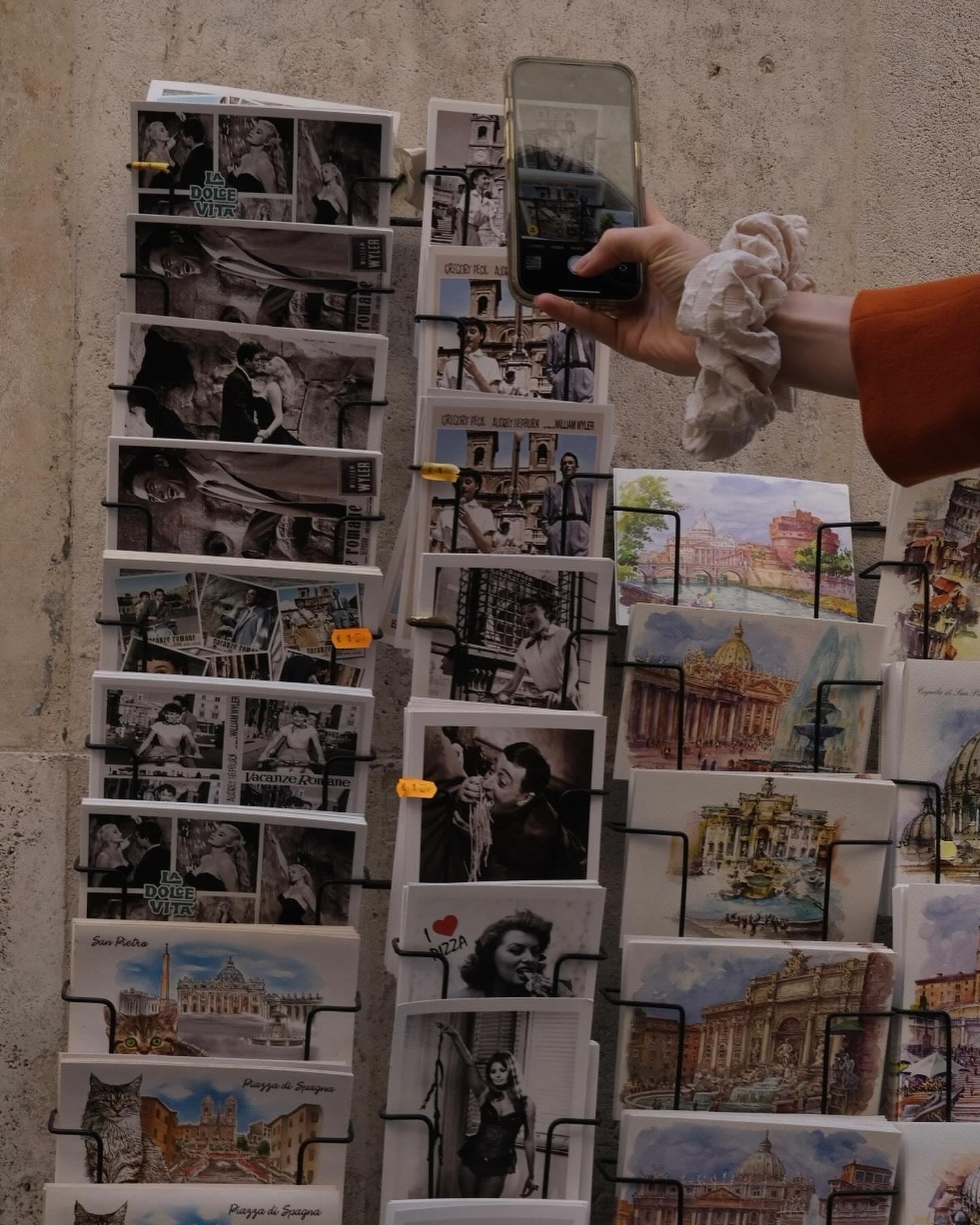 Звезда Эмили в Париже "покорила" Рим в нежном образе (фото)